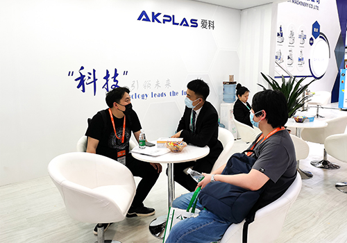 愛(ài)科機(jī)械參加CHINAPLAS2021，講解注塑機(jī)